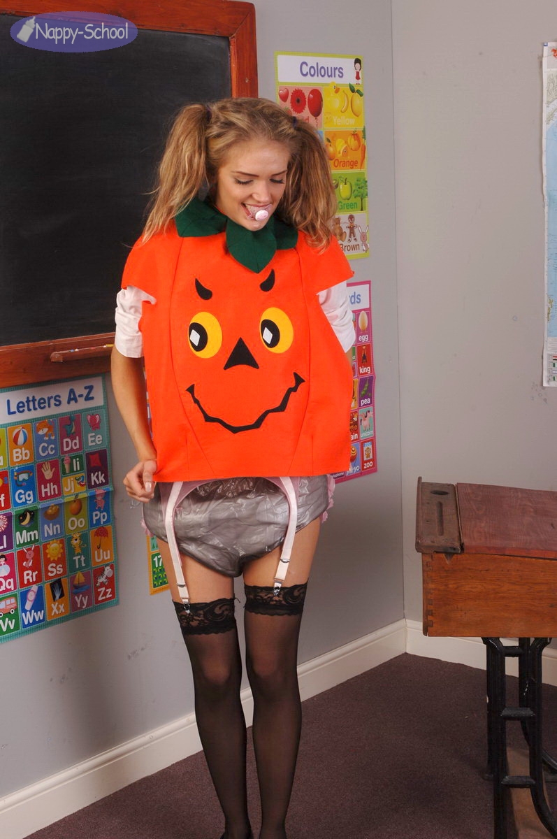 https://www.nappy-school.com/tour/Tina_Nappy-School_Halloween_2012/big/Tina_NS_Halloween_2012_051.JPG