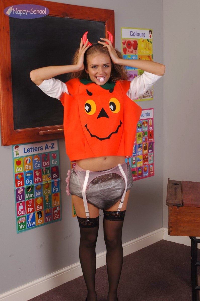 https://www.nappy-school.com/tour/Tina_Nappy-School_Halloween_2012/big/Tina_NS_Halloween_2012_056.JPG