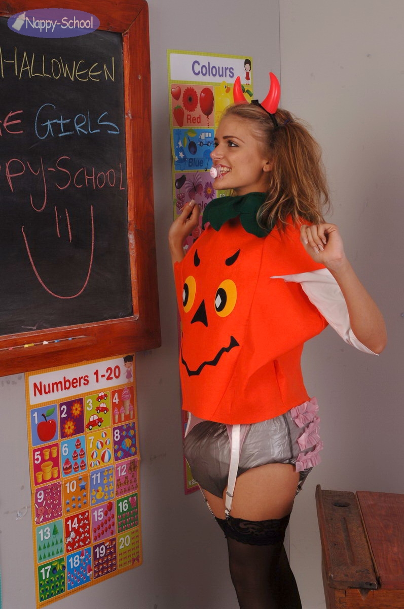 https://www.nappy-school.com/tour/Tina_Nappy-School_Halloween_2012/big/Tina_NS_Halloween_2012_077.JPG