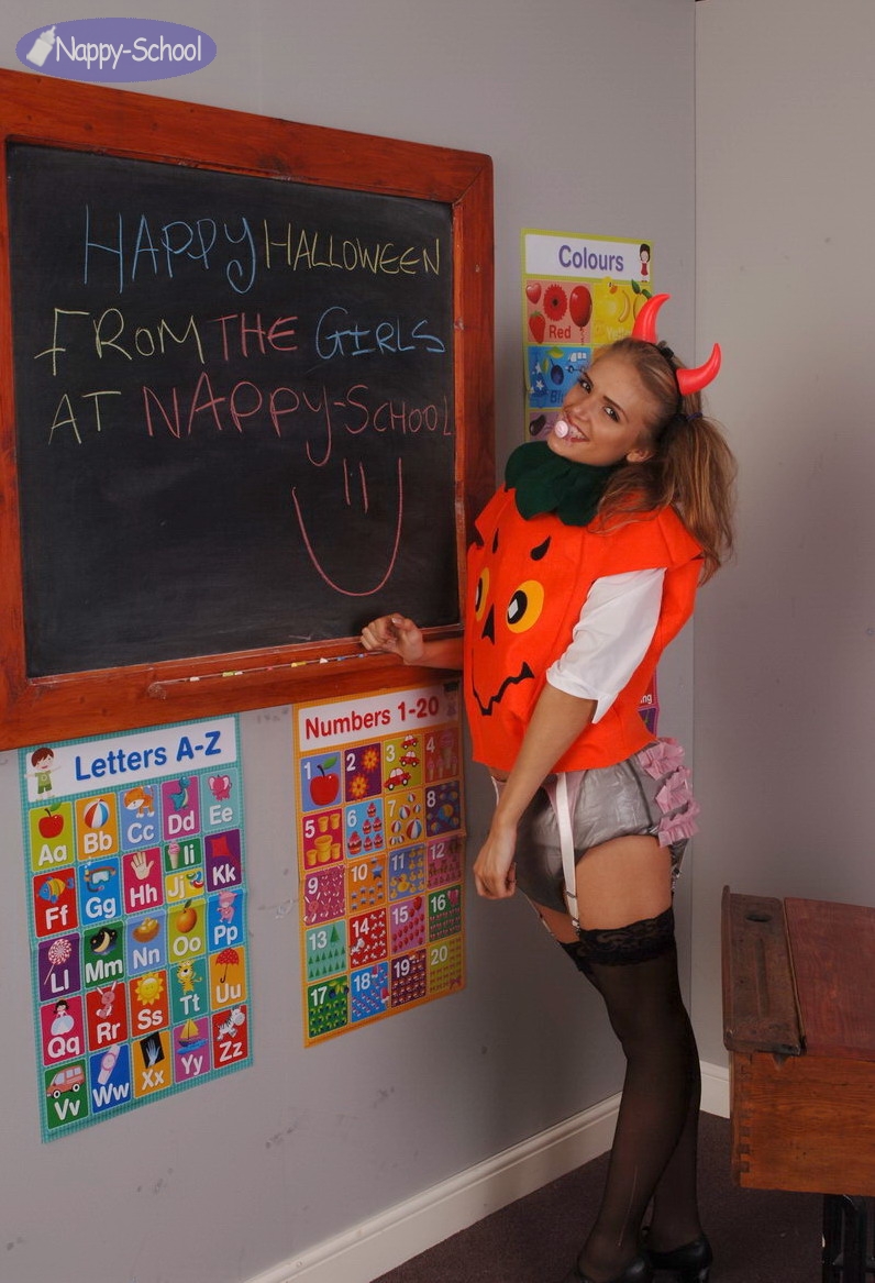 https://www.nappy-school.com/tour/Tina_Nappy-School_Halloween_2012/big/Tina_NS_Halloween_2012_079.JPG